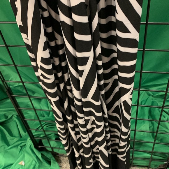 Gold necklace, halter jumpsuit, black, and white no size tag 2X - Picture 4 of 4